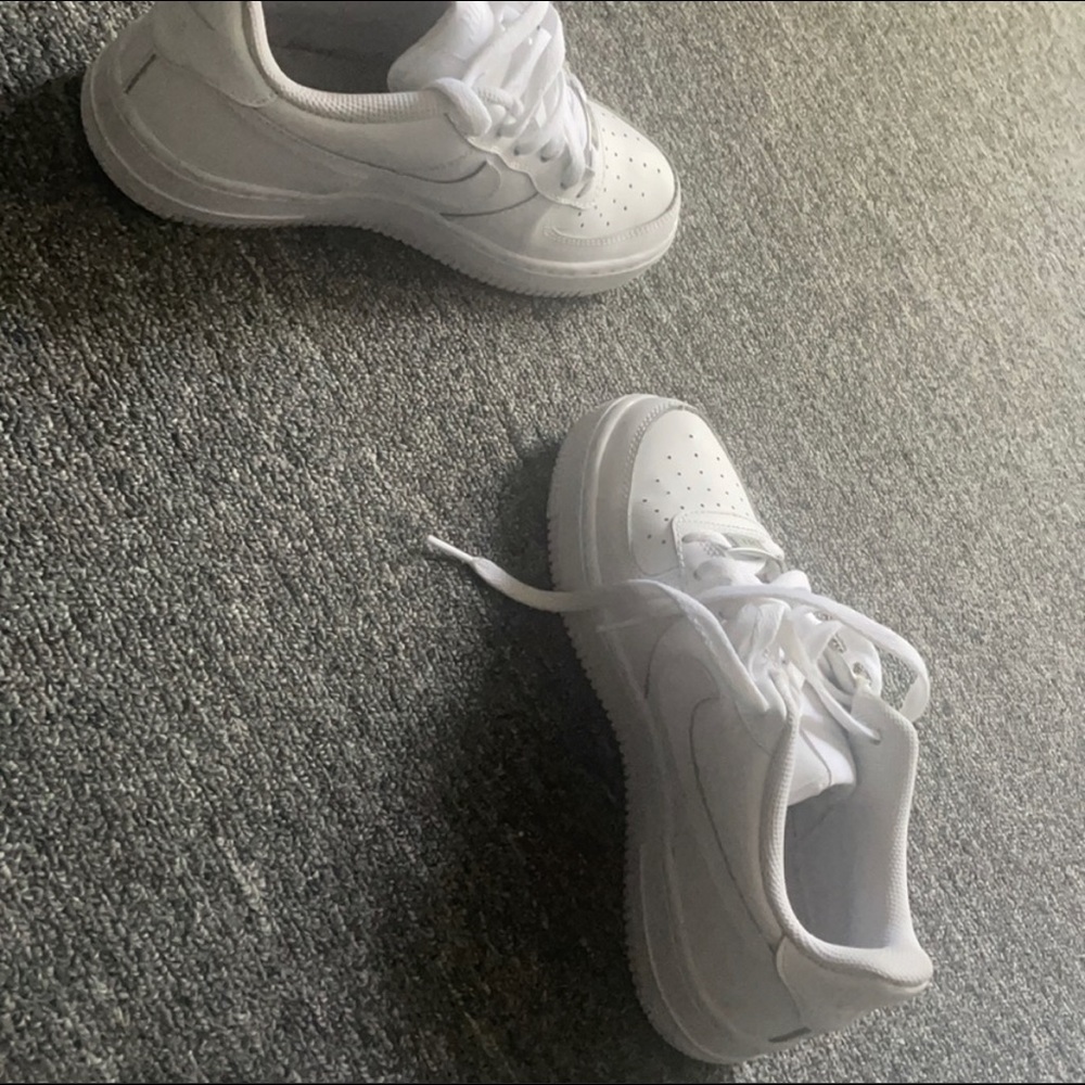 White Nike Air Force ones (GFAZOS)